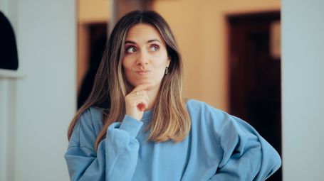 donna perplessa, confusa, pensierosa