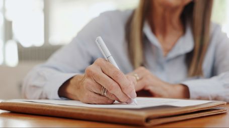 donna matura scrive, curriculum, mano, menopausa