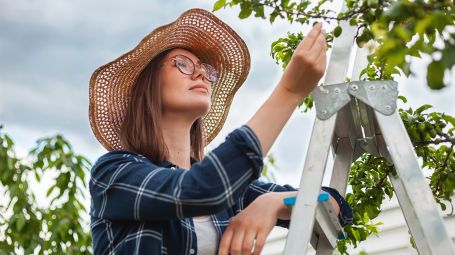 donna sulla scala in giardino