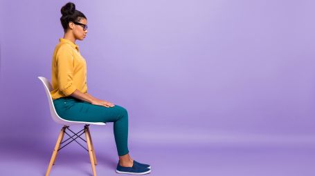 donna seduta, sedia, concentrazione