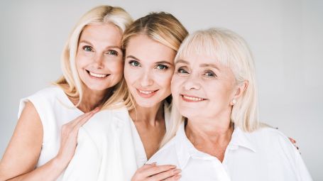 tre donne bionde allegre di tre generazioni, mamma nonna nipote