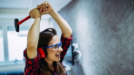 donna rompe muro, martello, lavori in casa, stanza rabbia