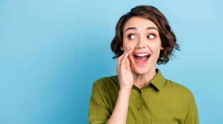 voce, capelli corti, camicia verde