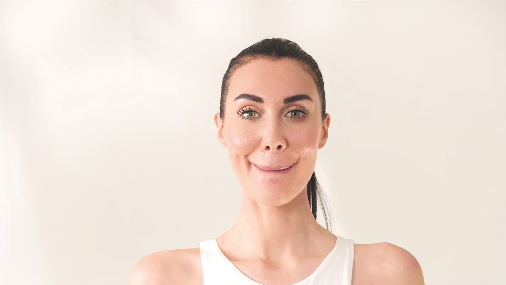 Ginnastica antirughe, come allenare il viso sgranocchiando pistacchi