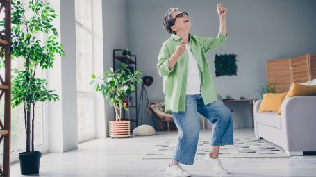 ballo, casa, divano, danza, donna matura, menopausa