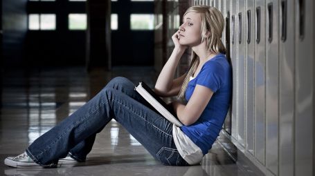 adolescente triste scuola, bocciatura, ragazza