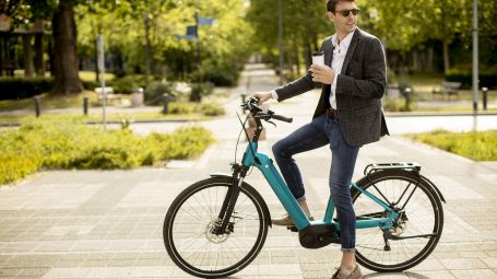 businessman, bici elettrica, e-bike, caffè