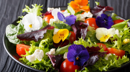 insalata con fiori commestibili