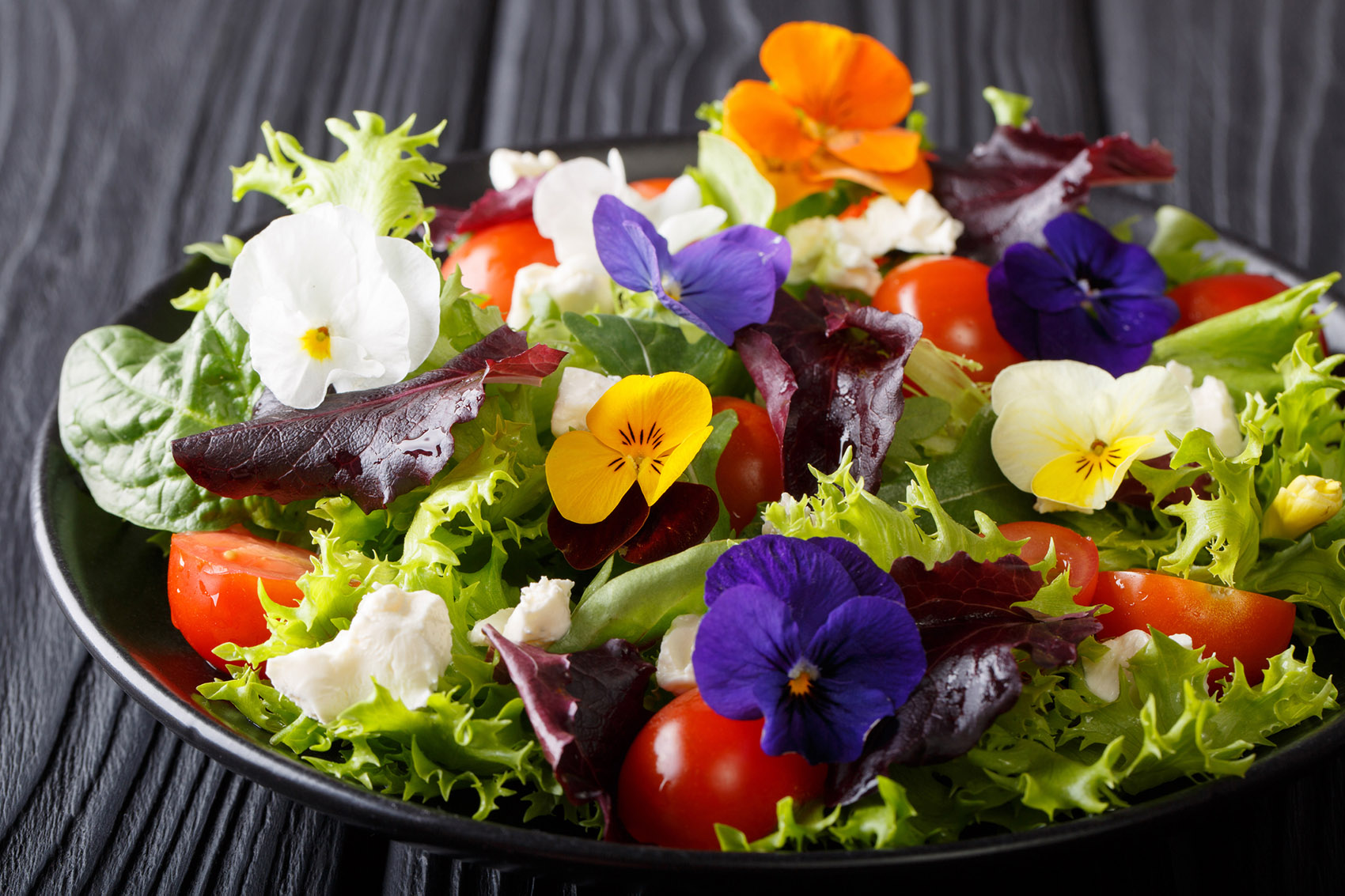 I fiori commestibili: dal balcone alla tavola