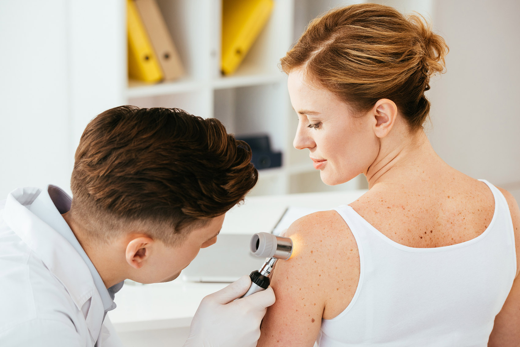 Melanoma, le regole di una corretta esposizione al sole
