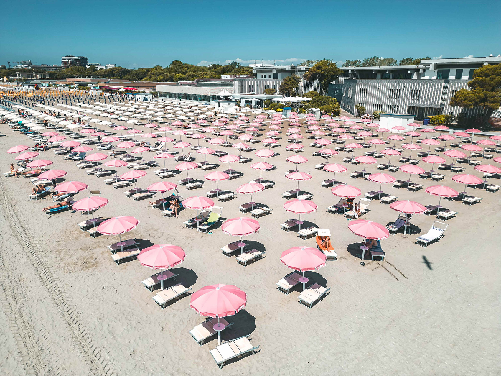 Gli ombrelloni rosa di Airc contro il melanoma Gli ombrelloni rosa di Airc contro il melanoma