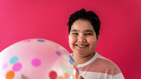 bambino sovrappeso sorridente, obesità, pallone