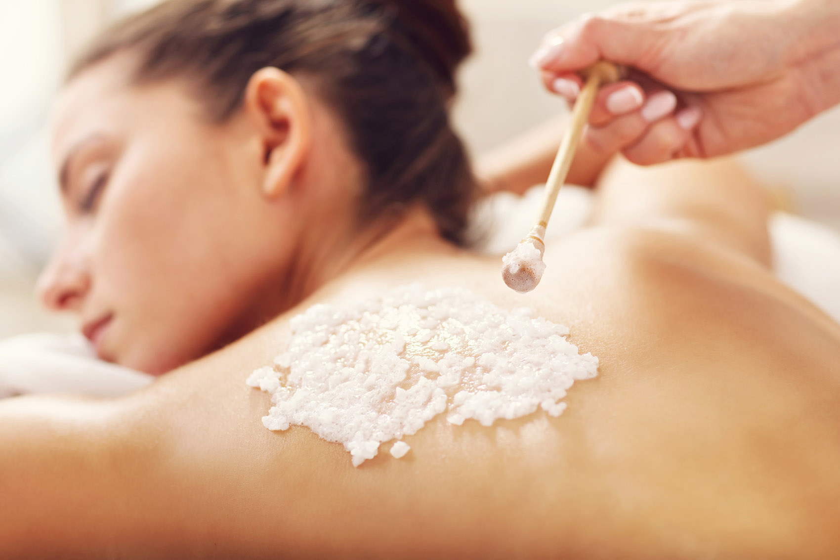 Sale, alghe, acqua: i trattamenti beauty per una pelle liscia e giovane Sale, alghe, acqua: i trattamenti beauty per una pelle liscia e giovane