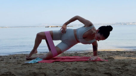 Glutei al top con l’elastico: il workout – Video
