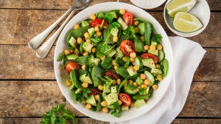 Avocado, spinaci, pomodoro, ceci, cetrioli