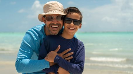Padre e figlio in Brasile a Alagoas, Maragogi beach, maglietta a maniche lunghe e occhiali da sole al mare