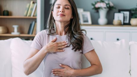 donna respiri per calmarsi a casa sul divano
