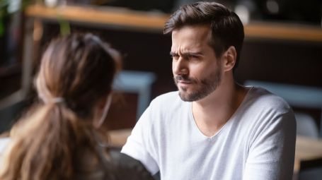 uomo guarda con sospetto e dubbio una donna, coppia