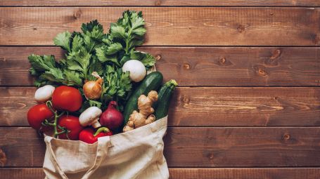 Verdure fresche nella borsa di cotone ecologico sul bancone della cucina, spesa