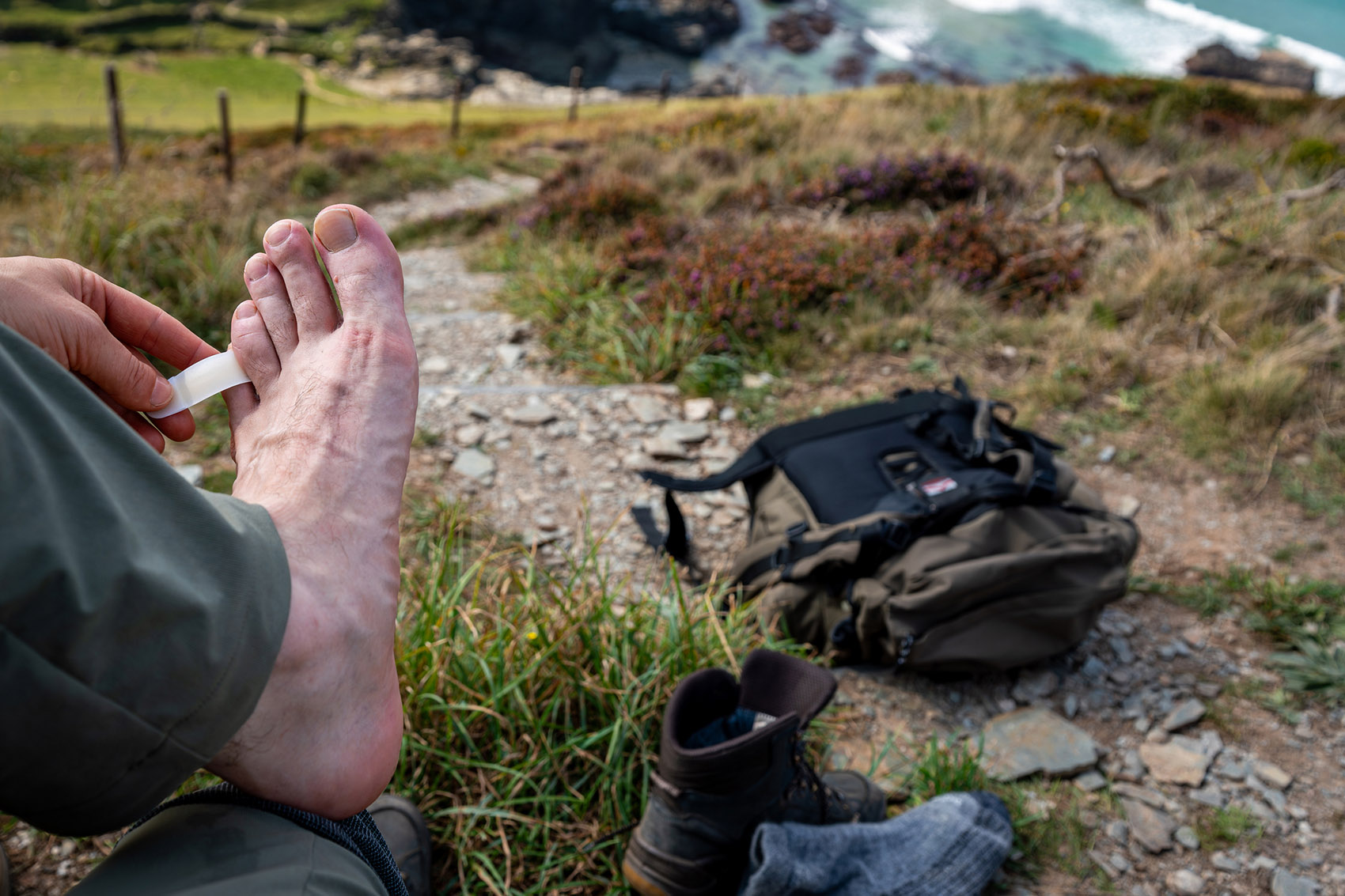 Trekking d’estate, come proteggere i piedi da vesciche e traumi alle unghie