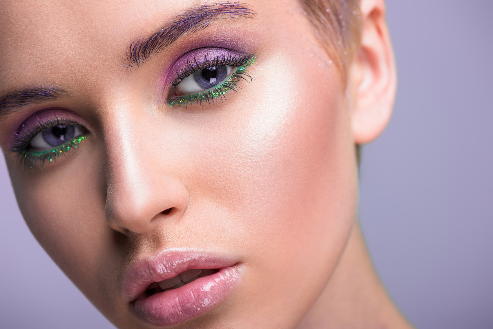 Make up viola: come realizzare il trucco che dà luce e freschezza