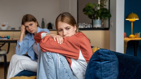 adolescente, madre, casa, divano, genitori, figli