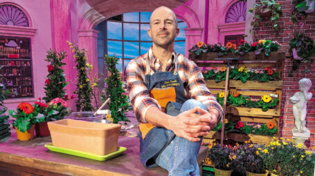Denis Carnello nel suo negozio con le piante