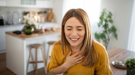 donna parla in salotto