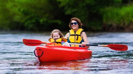 madre e figlia in kayak, canoa, vacanze