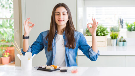 Mindful Eating, meditazione, sushi, ragazza