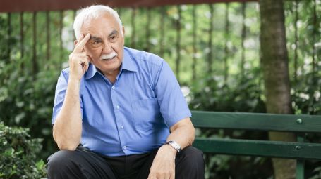 anziano, parco, preoccupato