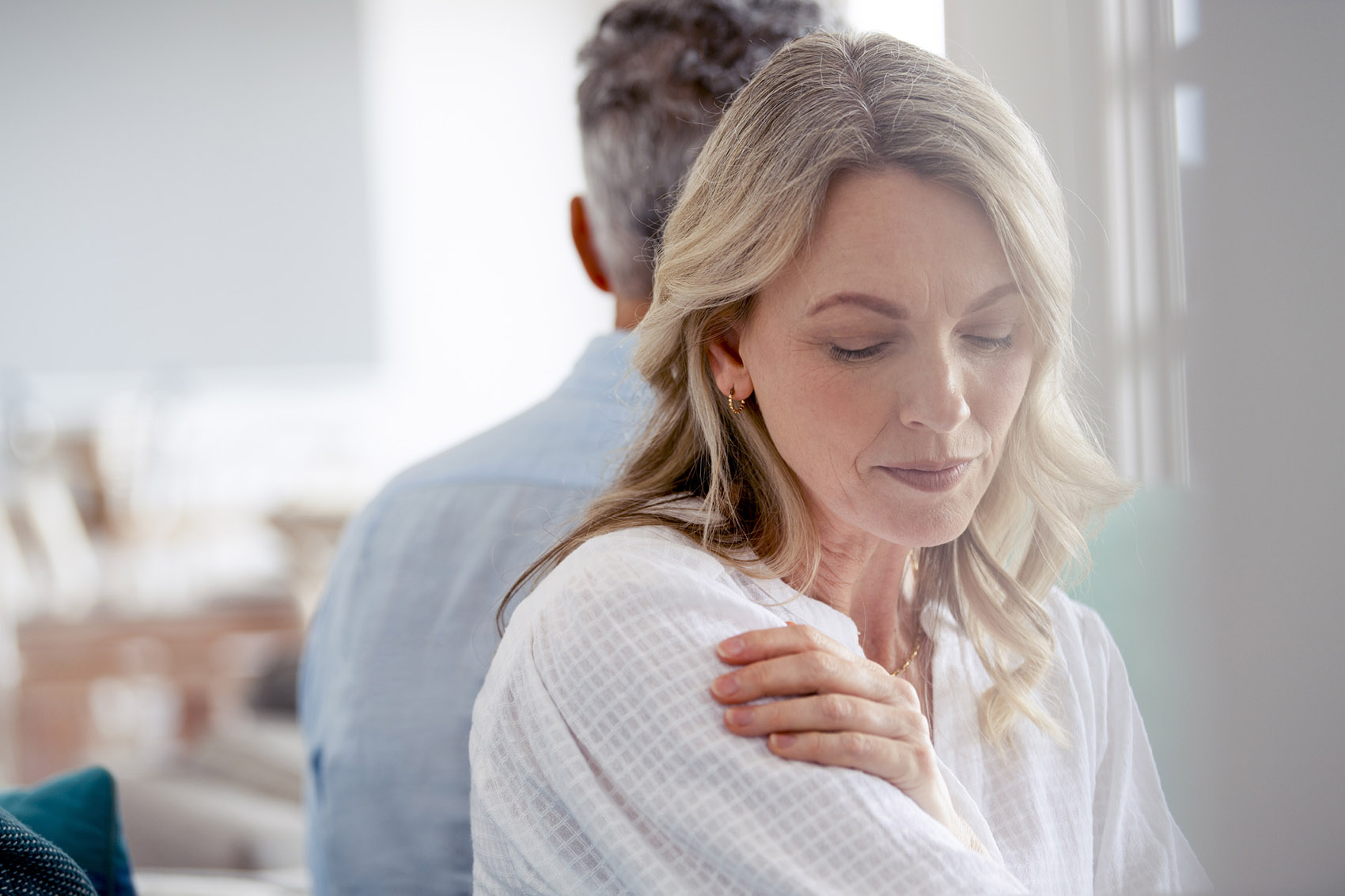 coppia matura, divano, silenzio, lite