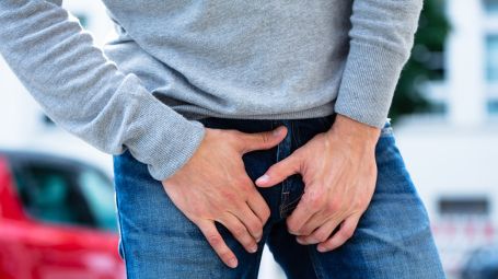 uomo, mano sul cavallo, inguine