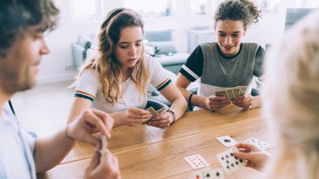 Digital detox in famiglia: consigli per limitare l’uso dello smartphone a casa