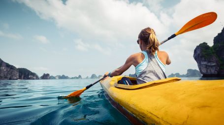 ragazza sta pagaiando in kayak