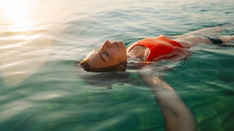 ragazza fa il bagno al mare