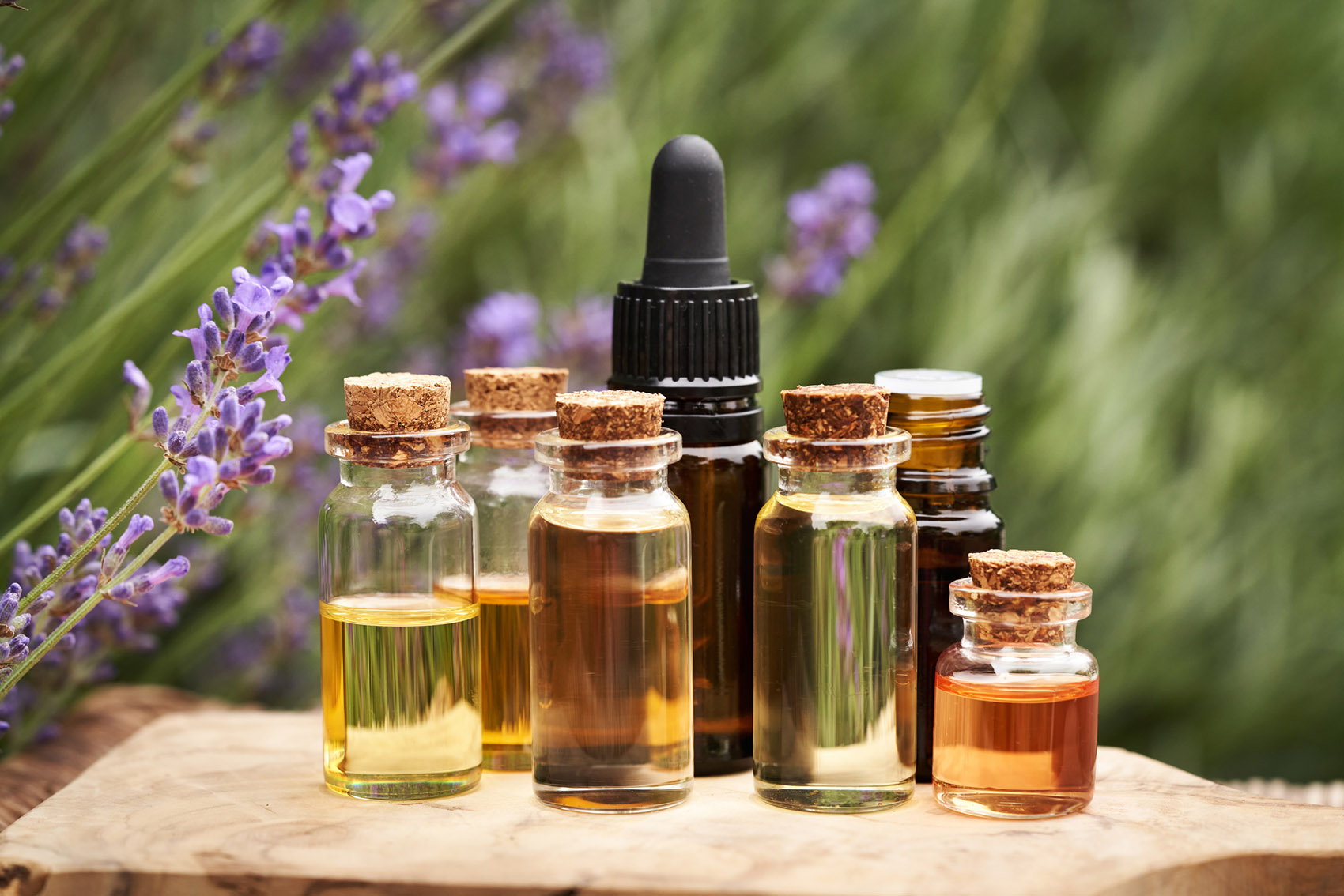 Oli essenziali, come usarli come cosmetici Oli essenziali, come usarli come cosmetici