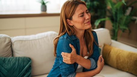 spalla, cuffia dei rotatori, dolore, divano