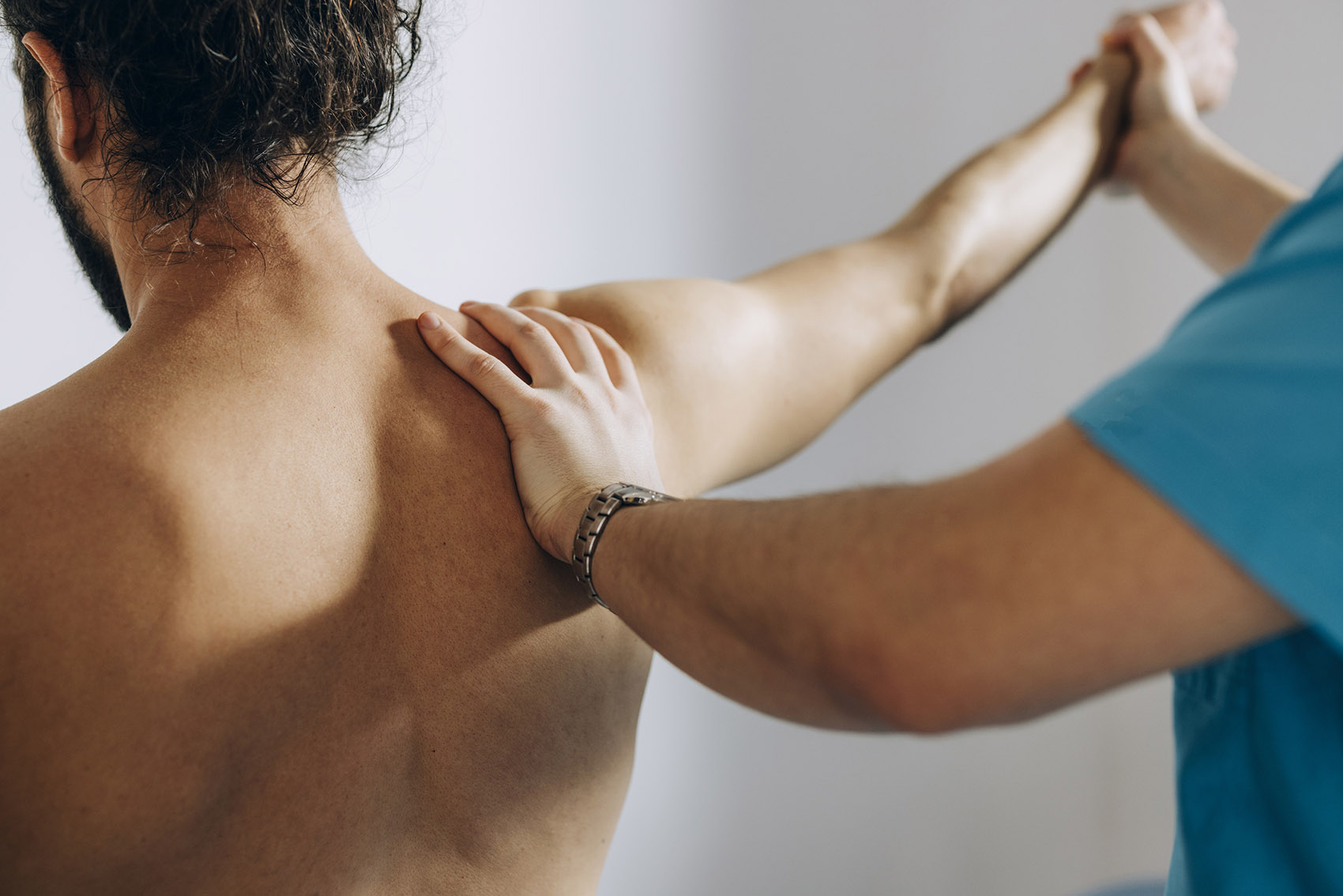 Spalla congelata: cause, soluzioni, l’esercizio di fisioterapia