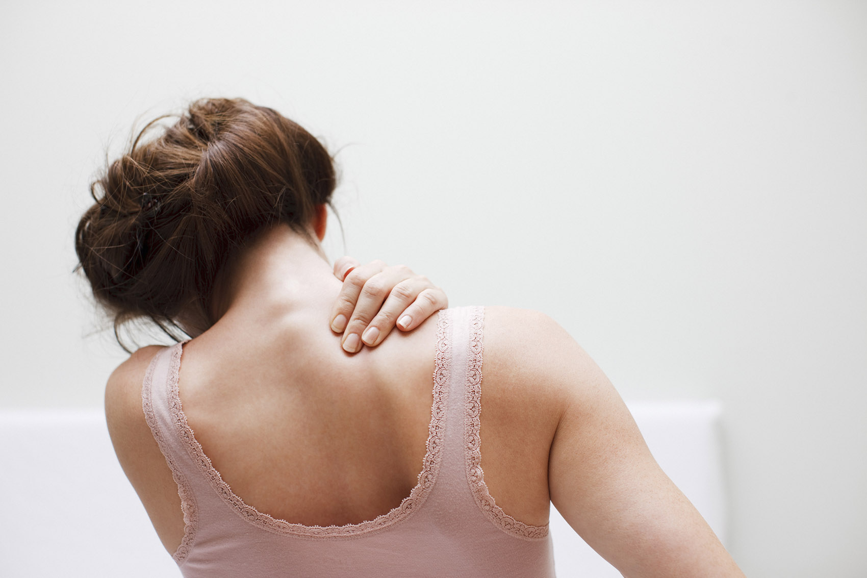 Se il dolore alle spalle è cervicobrachialgia: cosa fare, l’esercizio di fisioterapia