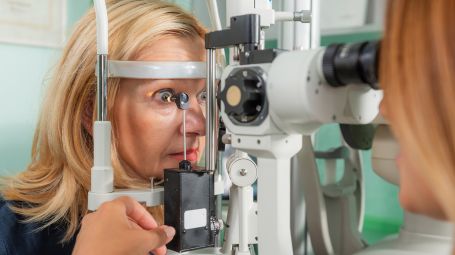 Test di pressione oculare con tonometria ad applanazione, occhi, vista