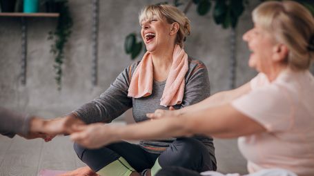 yoga, anziane, yoga risata, relax