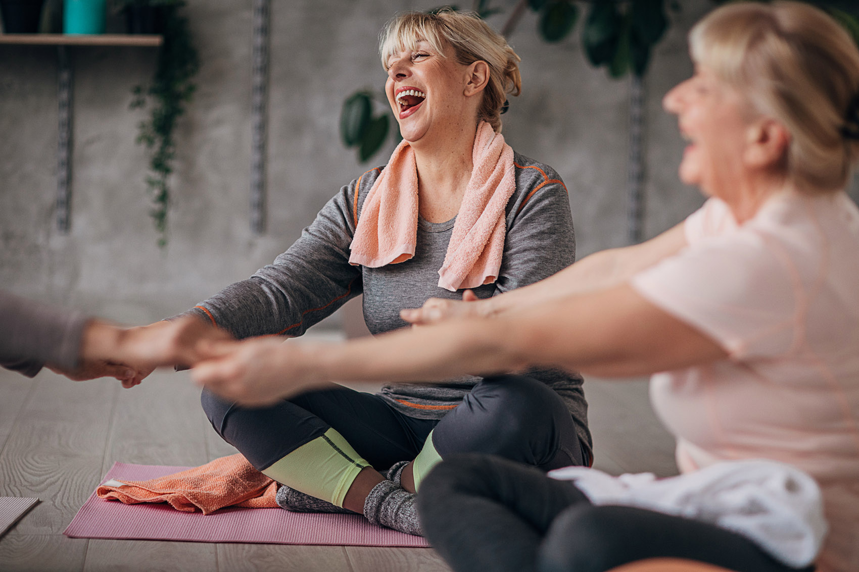 Yoga della risata: come funziona, i benefici, dove praticarlo Yoga della risata: come funziona, i benefici, dove praticarlo