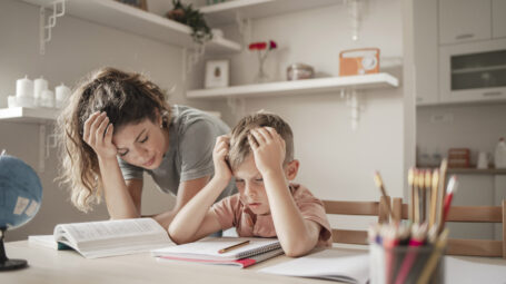 compiti vacanze, estate, bambino, genitori, madre