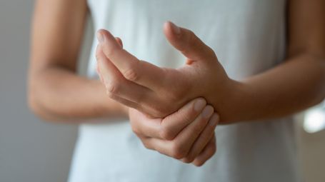 Lesioni ai tendini della mano: cause e trattamenti