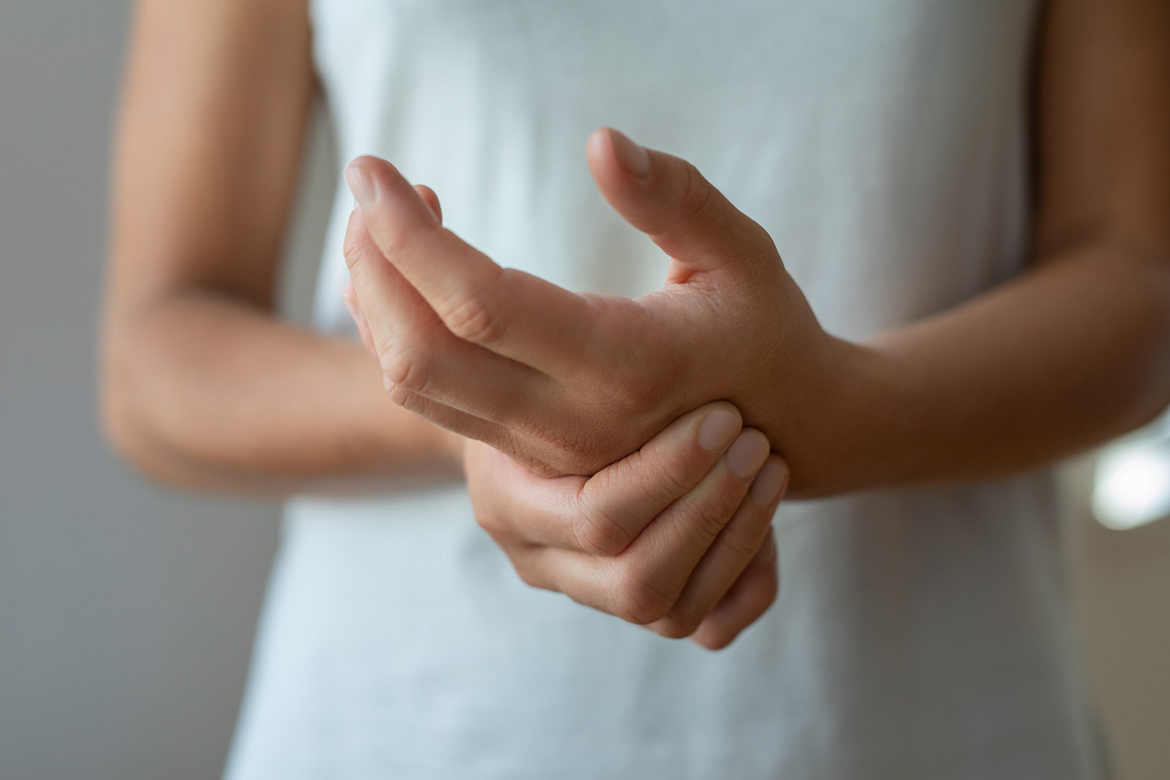Lesioni ai tendini della mano: cause e trattamenti