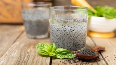 Acqua ai semi di basilico: i benefici e come prepararla