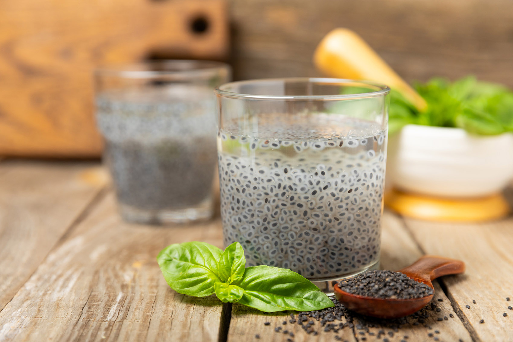 Acqua ai semi di basilico: i benefici e come prepararla Acqua ai semi di basilico: i benefici e come prepararla