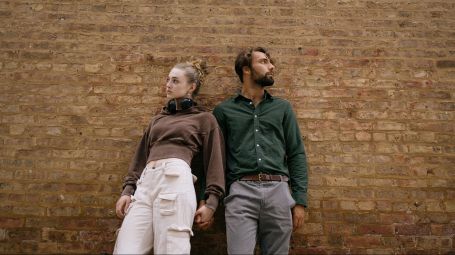 Stashing: perché il partner tiene la relazione nascosta a famiglia e social?