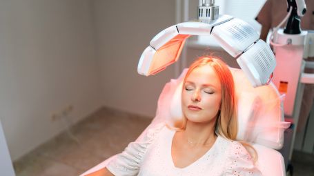 Fotobiomodulazione, il trattamento contro la caduta di capelli